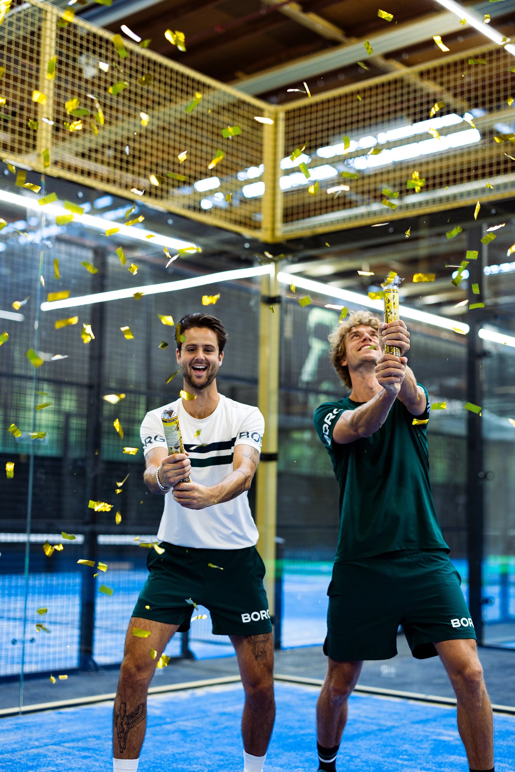 Maak kennis met CLUBHOUSE tijdens onze opening clinic! We starten met een les van ongeveer vijf kwartier op de padelbaan. Daarna kunnen jullie elkaar uitdagen voor een potje padel. De les wordt gegeven door onze ervaren trainers. Na afloop kun je eenmalig gratis(!) tafeltennissen en simracen.