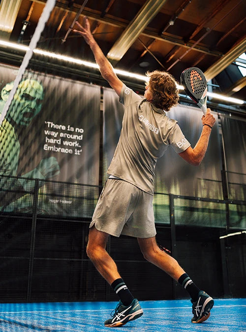 Voor bedrijven bieden we talloze mogelijkheden aan, zoals een personeelsuitje, een abonnement voor werknemers of een partnership. Padel is de ideale sport om je collega’s beter te leren kennen of jullie netwerk te vergroten. Voor grote groepen organiseren we bijvoorbeeld graag clinics, waarbij je op een leuke manier kennis maakt met de sport.