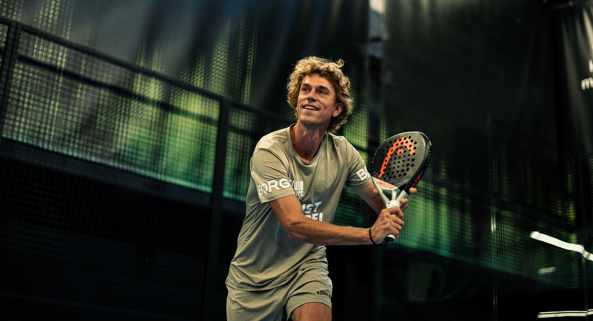 Padellessen bij CLUBHOUSE Beverwijk van beginner tot ervaren spelers. Losse lessen, lessenreeksen en kidslessen. Padelles inclusief trianer, baanhuur en materiaal. 