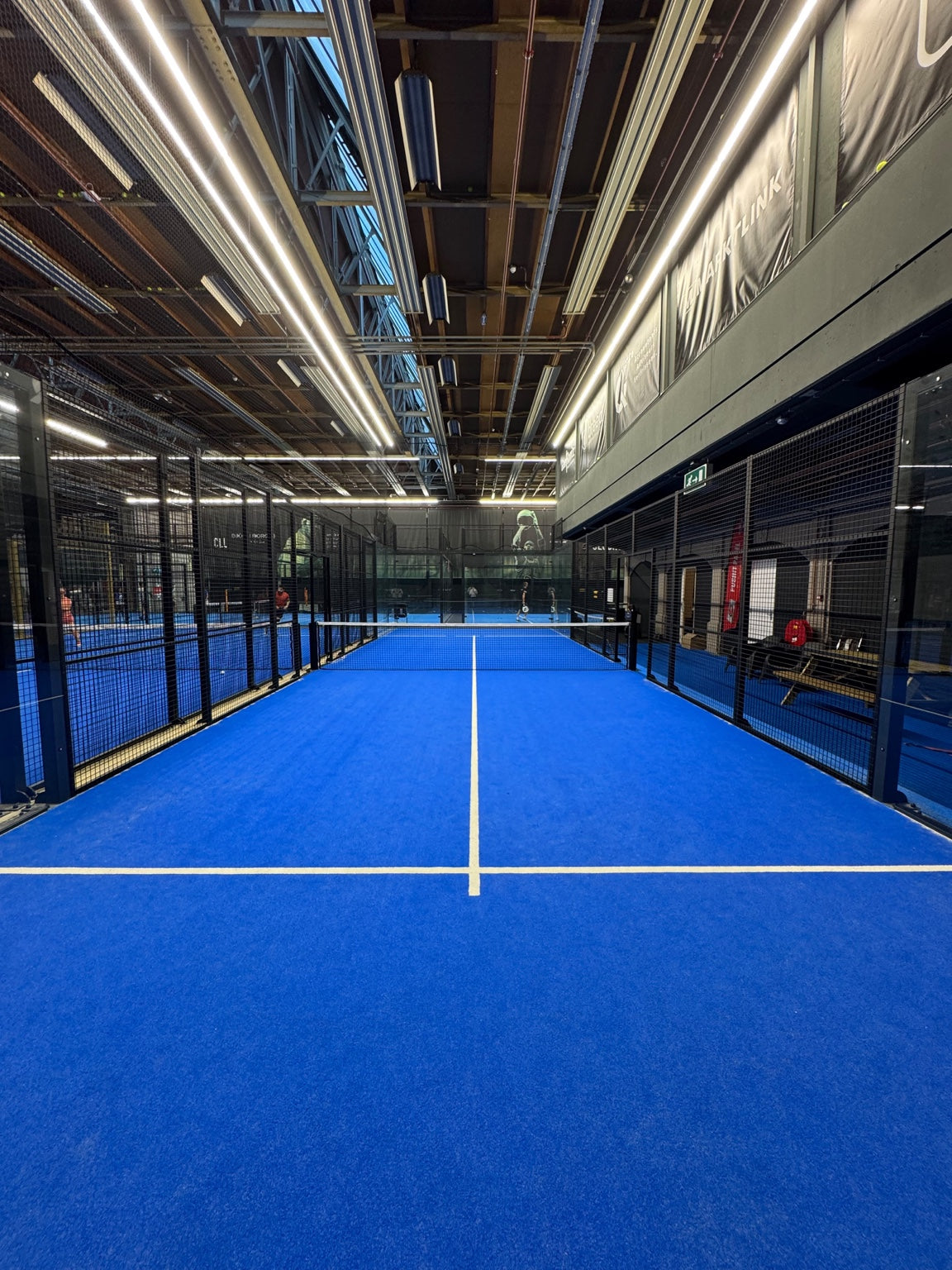 Nieuwe indoor singelbaan met blauwe padelondergrond bij Clubhouse in Beverwijk